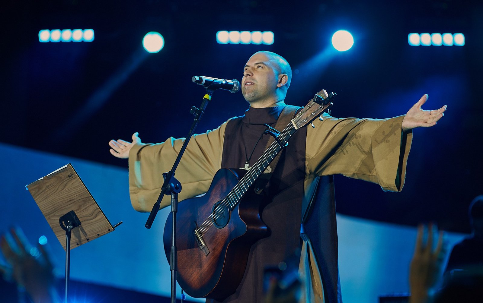 Frei Gilson atrai vasta audiência em memorável performance na Festa do Peão de Barretos 2025 - Imagem do artigo