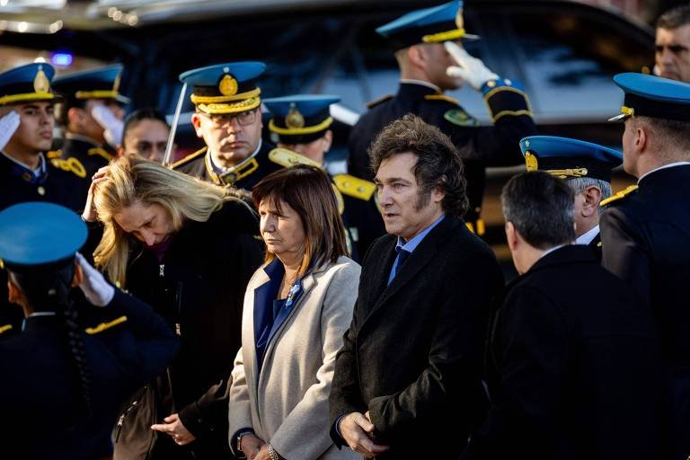 Governo de Javier Milei Aciona Justiça e Ataca Jornalistas em Meio a Escândalo de Áudios de Corrupção - Imagem do artigo original