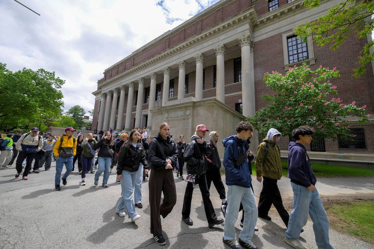 Decisão Judicial Anula Cortes de Verbas de Trump Contra Harvard e Bloqueia Futuras Sanções - Imagem do artigo original