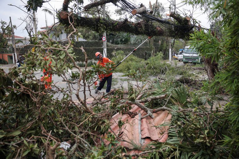 Tempestade Devasta Rua Itápolis em SP: Cenário de Caos e Dias sem Luz - Imagem do artigo original