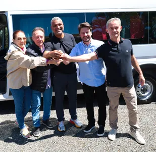 Entrega de Nova Van Fortalece Esporte em Arapongas - Imagem do artigo original