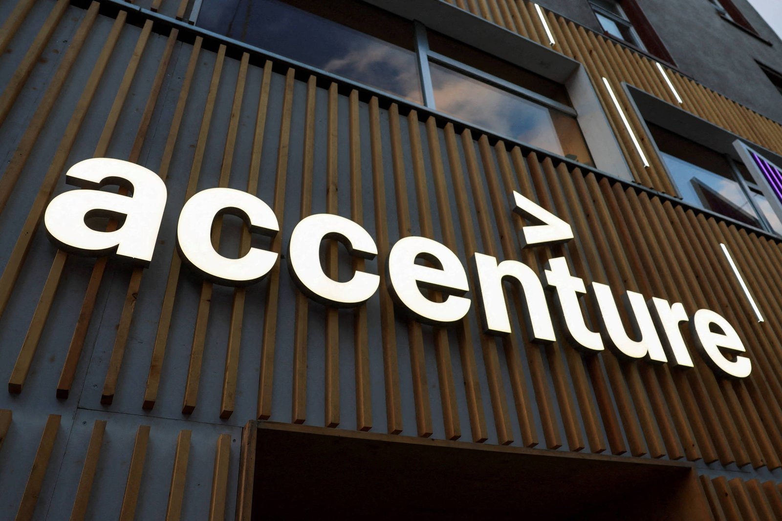 Accenture Demite Pessoal Sem Requalificação Para IA - Imagem do artigo