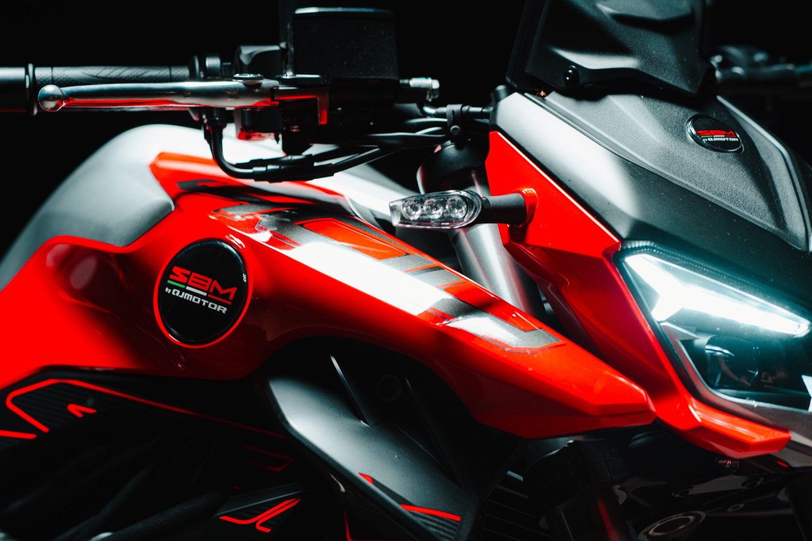 Shineray Lança Linha Premium no Brasil com Moto SBM 400s - Imagem do artigo original