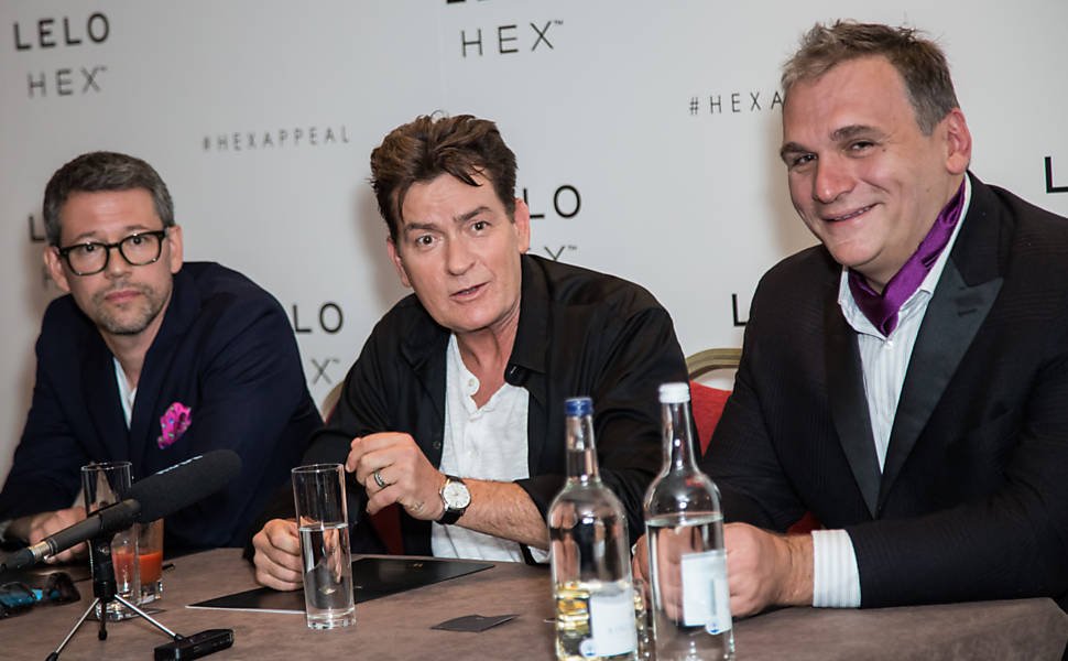 Série Revela Alcoolismo de Charlie Sheen: Testemunho Cru do Vício - Imagem do artigo original