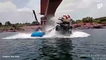 Carreta com Ácido Sulfúrico Emerge de Rio após Queda de Ponte - Imagem do artigo original