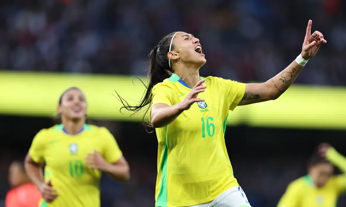 Seleção Feminina Vence Inglaterra Mesmo com Uma a Menos - Imagem do artigo original