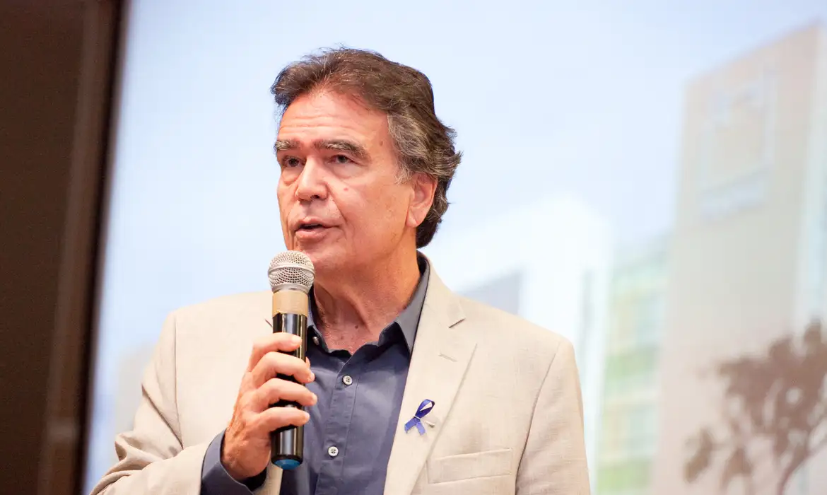 Prevenção do Câncer: Ex-Ministro Destaca Foco Contra Doença - Imagem do artigo original