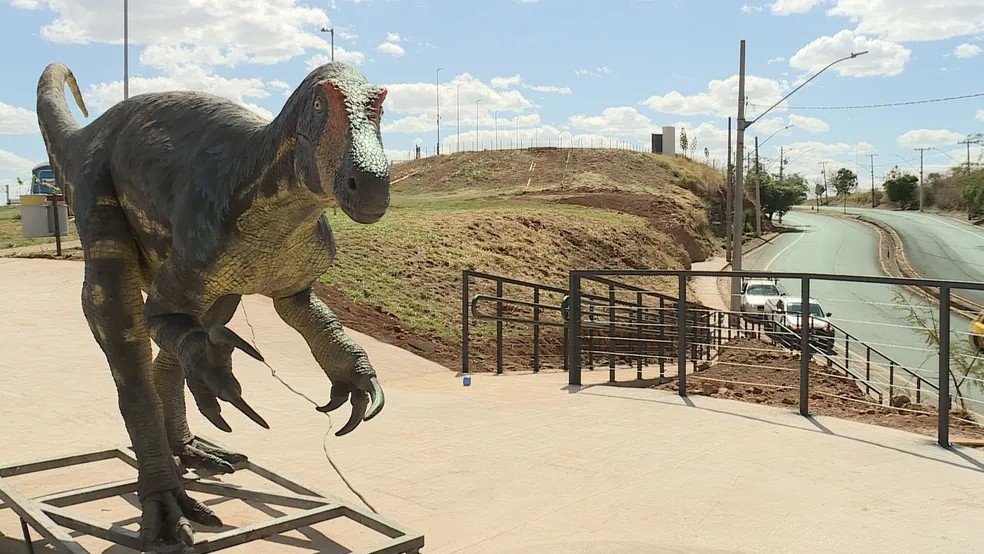 Parque do Mirante Uberaba: Lazer 24h e Réplica de Dinossauro - Imagem do artigo original