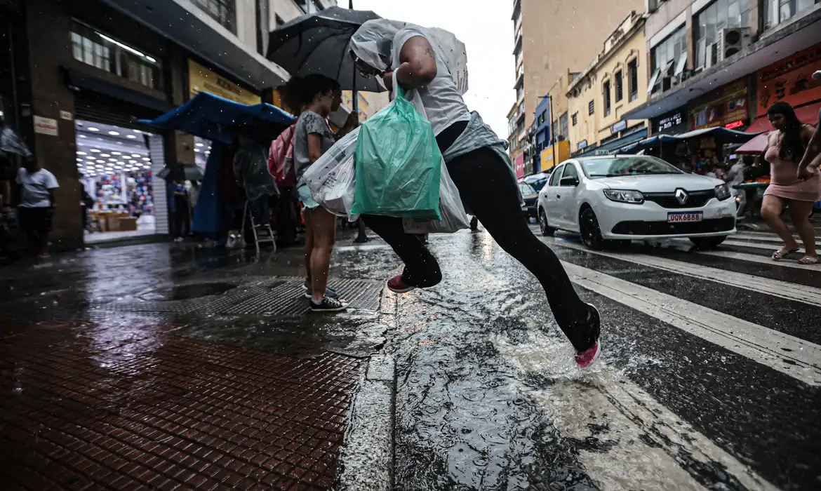 Frente Fria Intensa Trará Chuvas e Queda de Temperatura em São Paulo - Imagem do artigo original