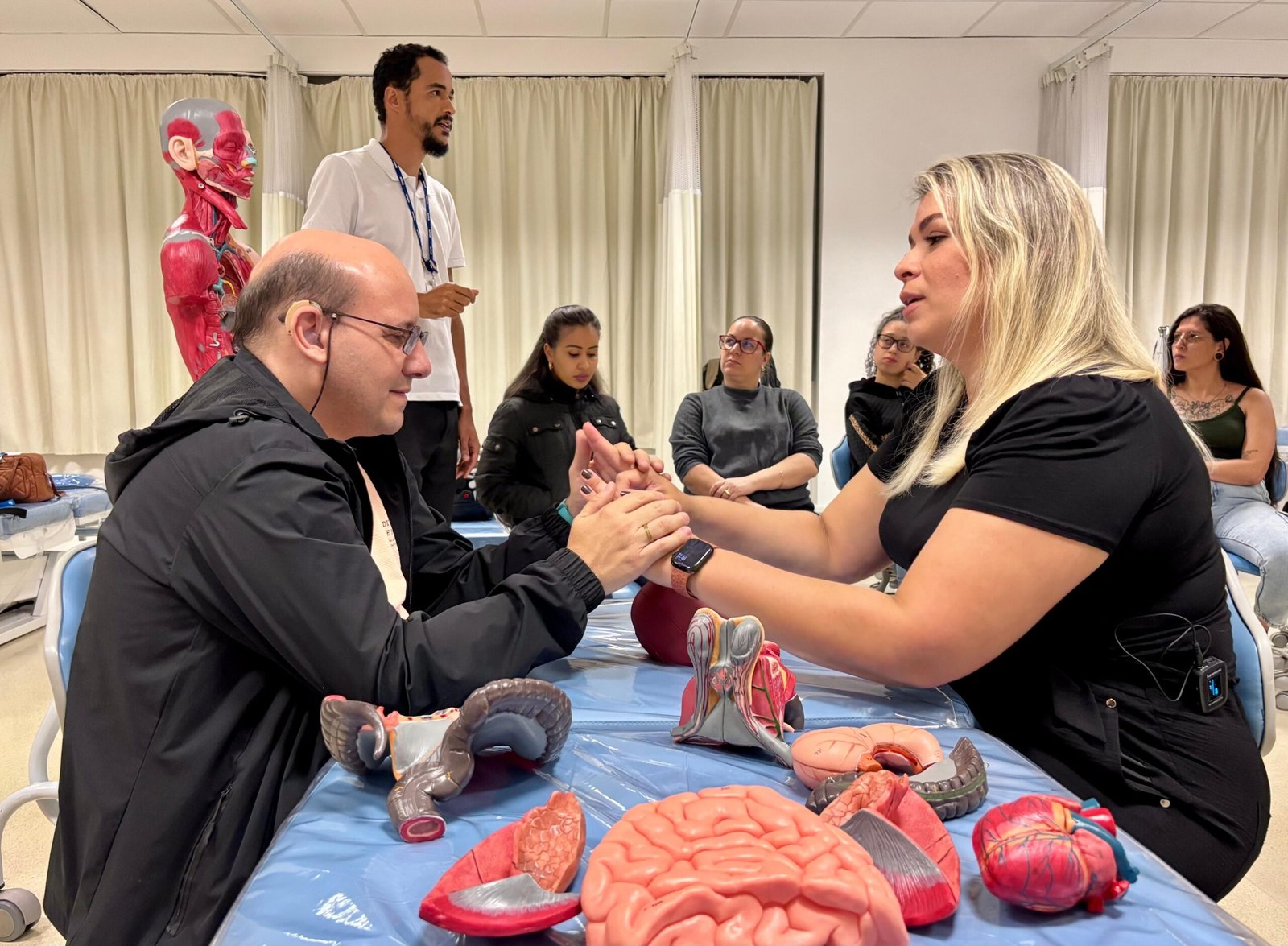Estudante surdocego avança com Libras tátil em cursos - Imagem do artigo