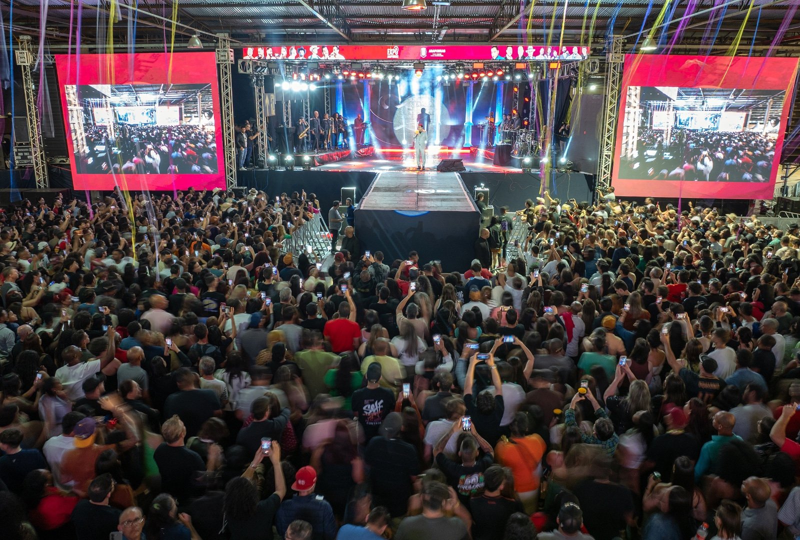 Multidão na ExpoArapongas Celebra Aniversário com Shows Variados - Imagem do artigo