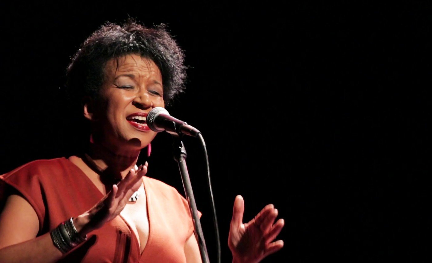 Juçara Marçal lança álbum ao vivo “Encarnado” de show icônico - Imagem do artigo