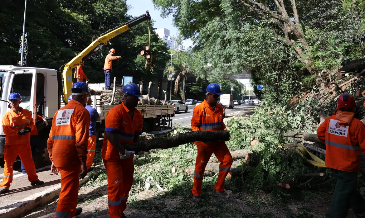 Falta de Energia São Paulo: Moradores Protestam Após Dias no Escuro - Imagem do artigo original