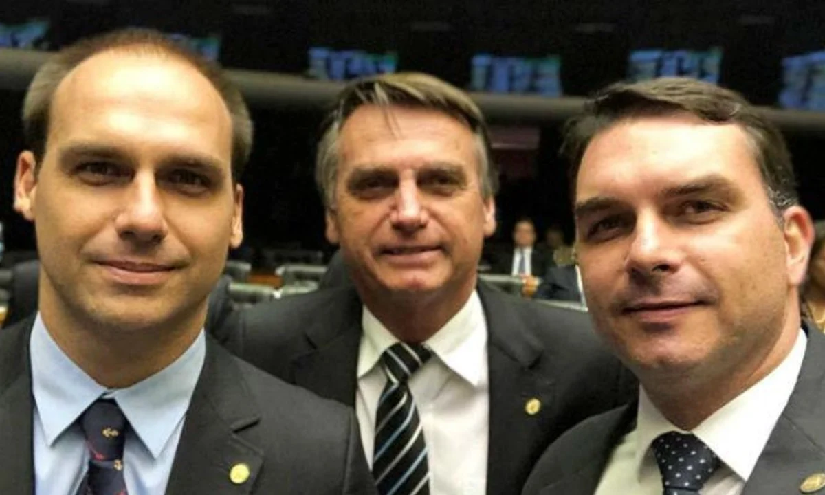 Carlos Bolsonaro se Emociona em Homenagem na Alesp por Pai - Imagem do artigo