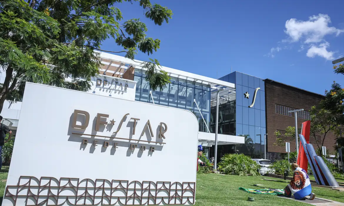 Bolsonaro Retorna à PF Após Alta Hospitalar em Brasília - Imagem do artigo original