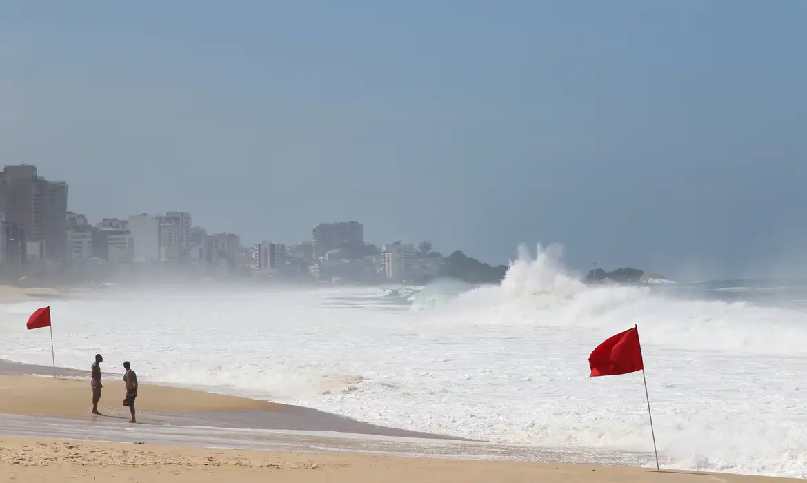 Rio de Janeiro Emite Novo Alerta de Ressaca para Fim de Semana - Imagem do artigo original