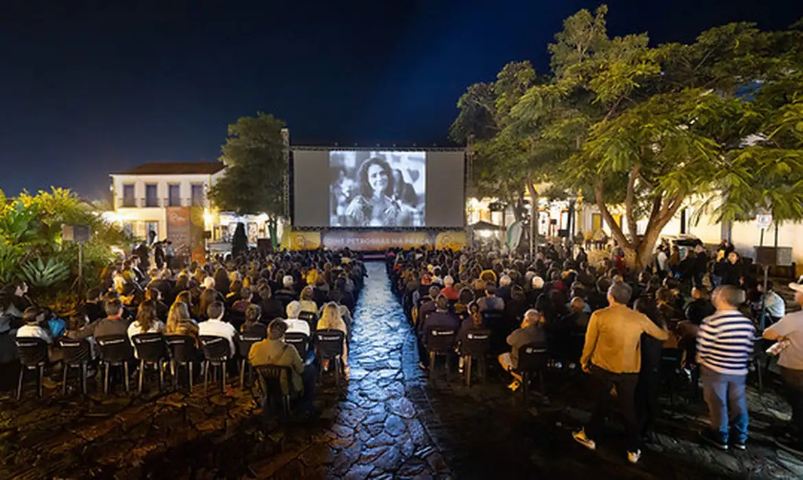 Mostra de Cinema de Tiradentes Emociona Público na Praça - Imagem do artigo original