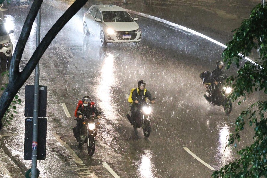 Chuvas Fortes no Sudeste: ZCAS e Frente Fria Agem em Conjunto - Imagem do artigo original