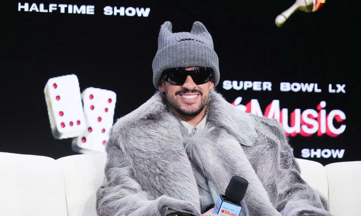 Bad Bunny Canta no Super Bowl: Grammy, Crítica e Ausência de Trump - Imagem do artigo original