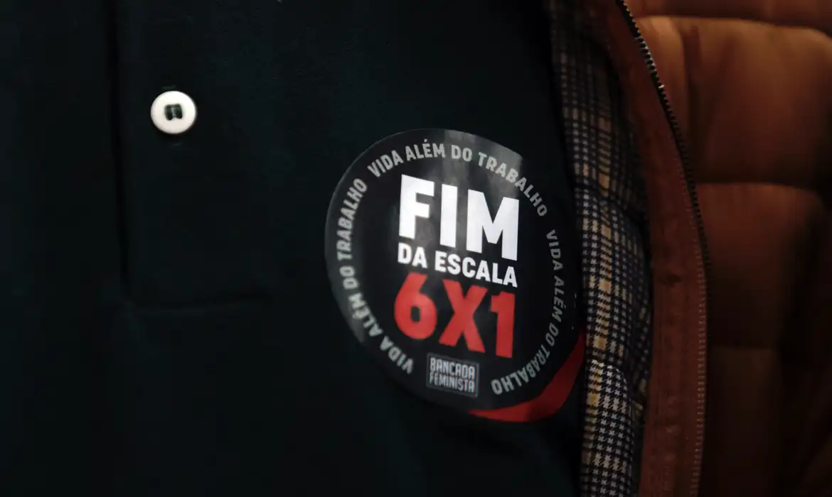 73% dos Brasileiros Apoiam Fim da Escala 6×1, Diz Pesquisa - Imagem do artigo original