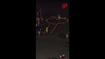 Pedido de Namoro na Praia Viraliza em Santos por Velas - Imagem do artigo original