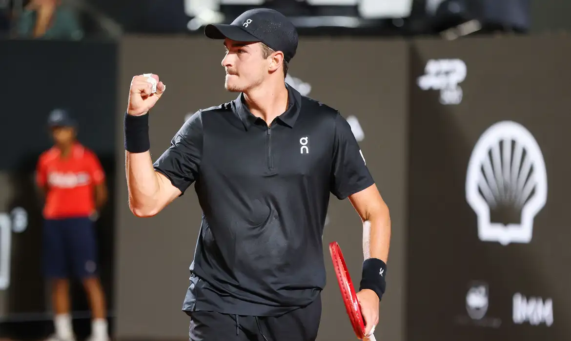 João Fonseca Vence Thiago Monteiro e Avança no Rio Open - Imagem do artigo original