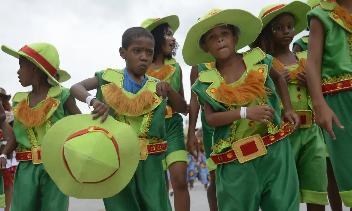 Desfile das Escolas de Samba Mirins Encanta Sapucaí - Imagem do artigo original