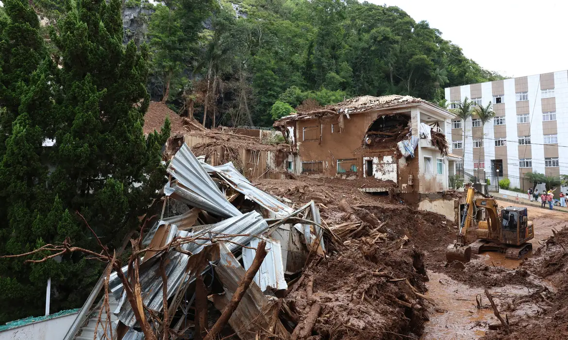 Lula sobrevoa áreas afetadas por chuvas em Minas Gerais - Imagem do artigo original