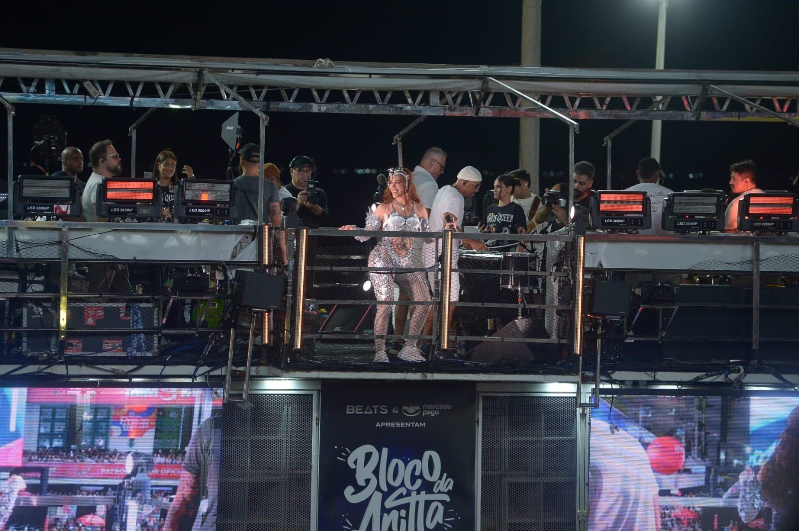 Anitta Chama Bombeiros Após Desmaio de Folião em Salvador - Imagem do artigo