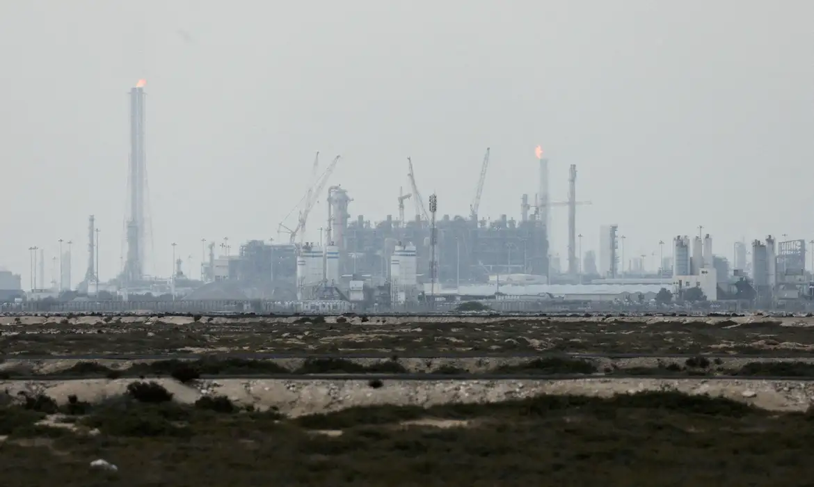 Crise do Petróleo no Oriente Médio: Preços Disparam a US$ 119 - Imagem do artigo original