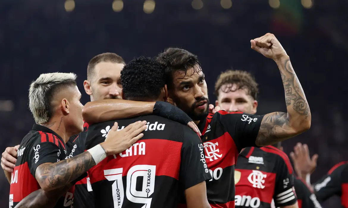 Flamengo vence Santos de virada e encosta no G4 do Brasileirão - Imagem do artigo original