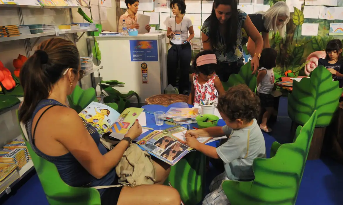Estudo OCDE: 53% das Famílias Não Leem para Criança - Imagem do artigo original