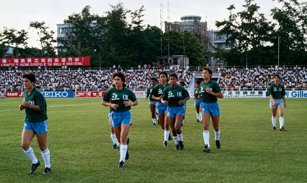 Lei da Copa 2027: Reconhecimento para Pioneiras do Futebol Feminino - Imagem do artigo original