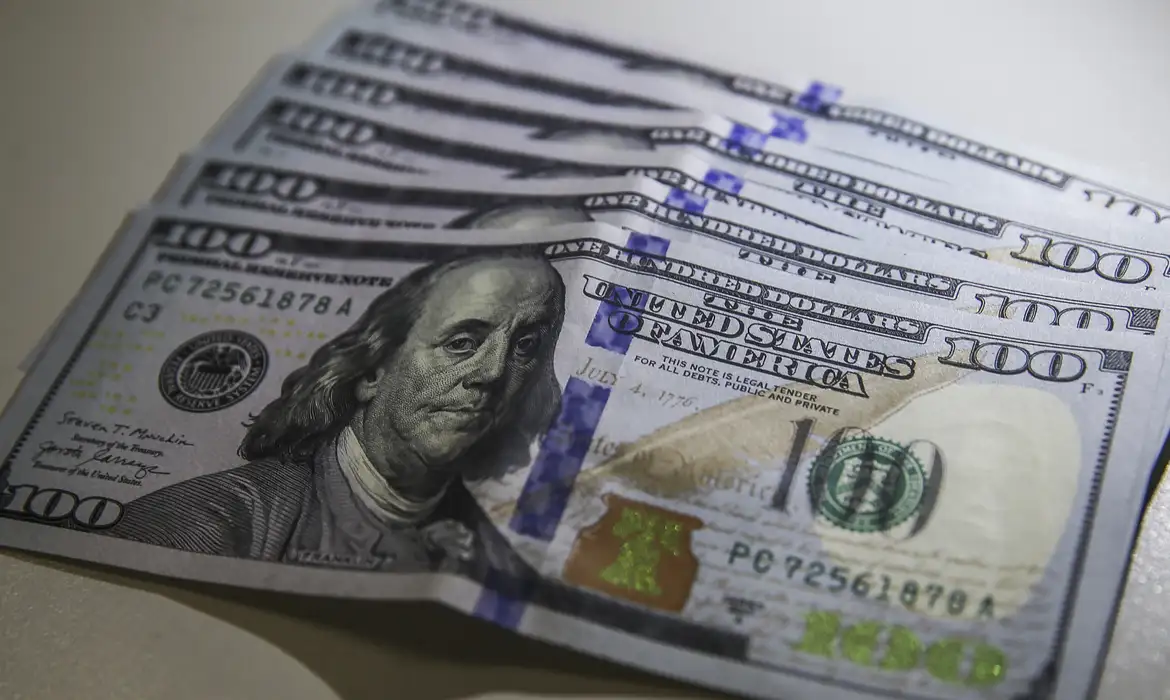 Dólar fecha abaixo de R$ 4,90 pela 1ª vez em 28 meses - Imagem do artigo original