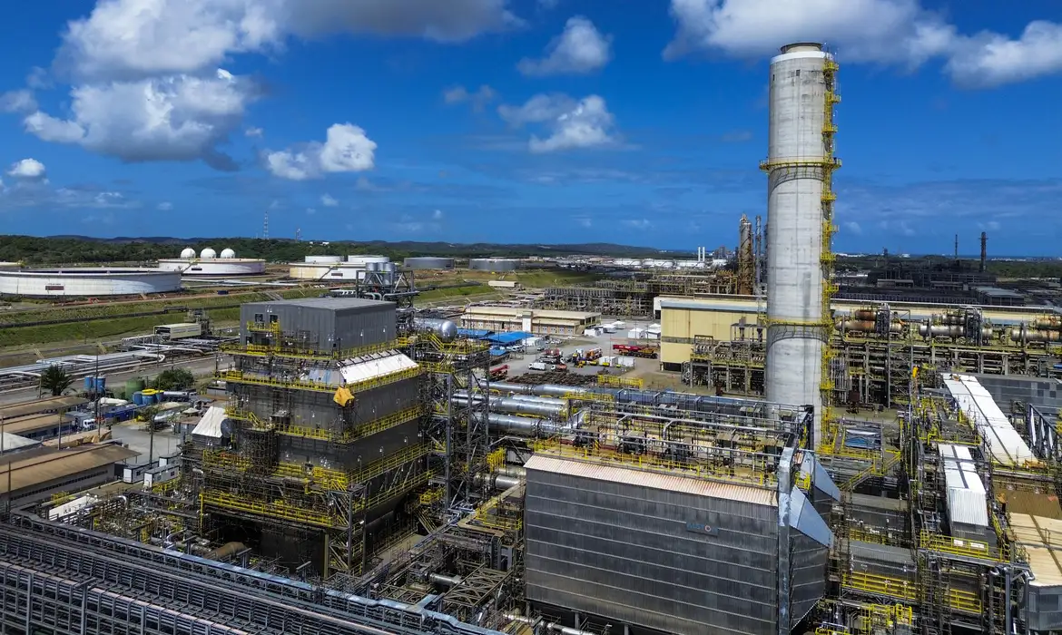 Refinarias Petrobras Superam 100% Capacidade em Alta Produção - Imagem do artigo original