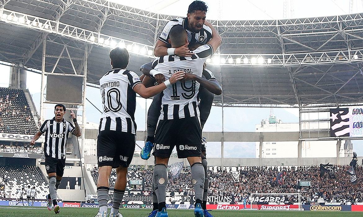 Arthur Cabral Decide e Botafogo Vence Corinthians por 3 a 1 - Imagem do artigo original