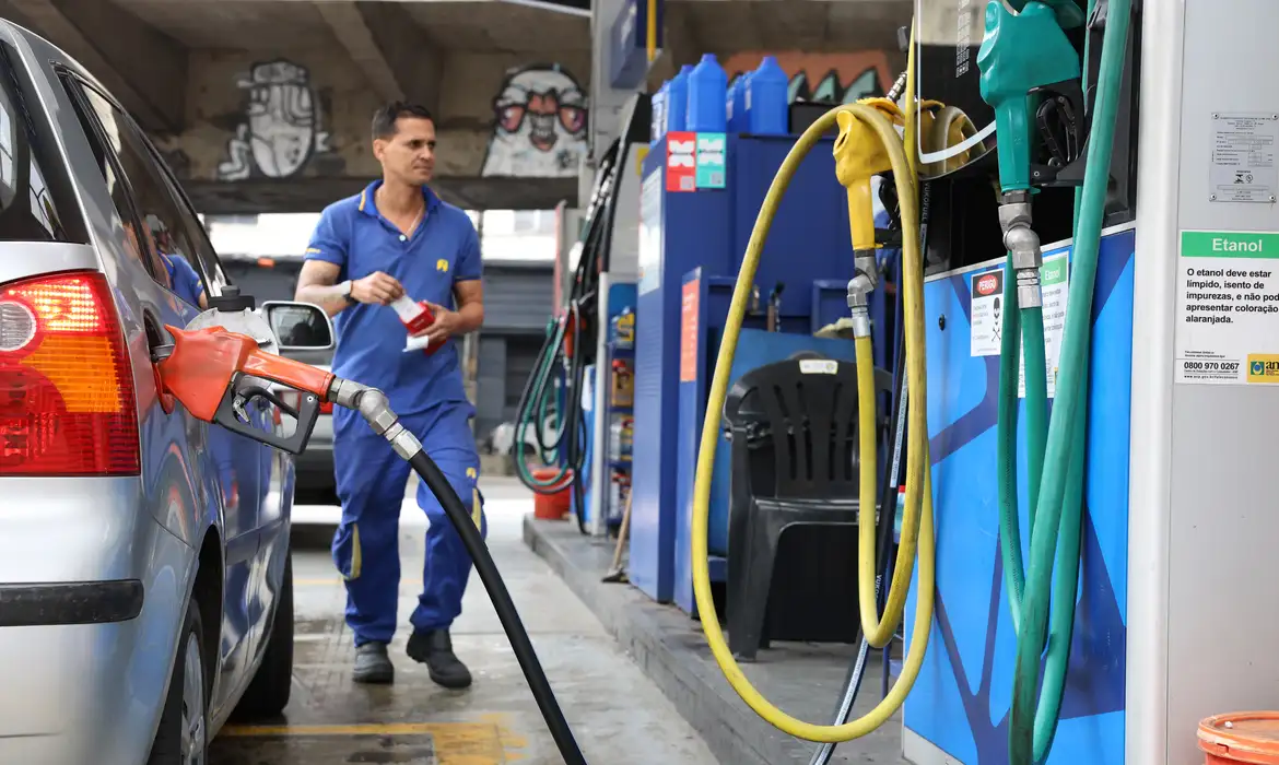 Governo define subvenção de R$ 0,44 por litro da gasolina - Imagem do artigo original