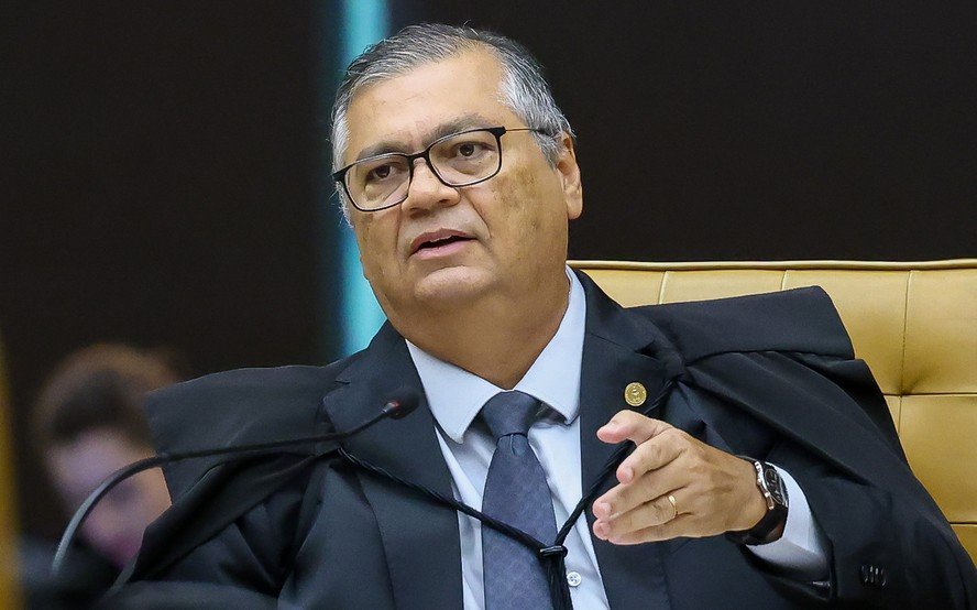 Flávio Dino Cancela Ida a Lisboa Após Fraturar o Pé - Imagem do artigo original