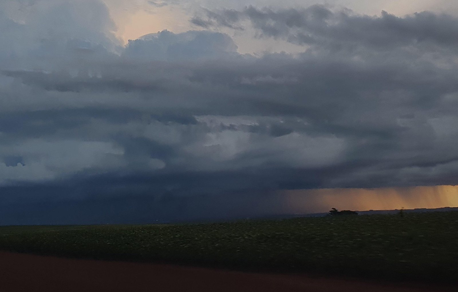 Alerta de Tempestades no Paraná: Ventos de 100 km/h e Granizo - Imagem do artigo