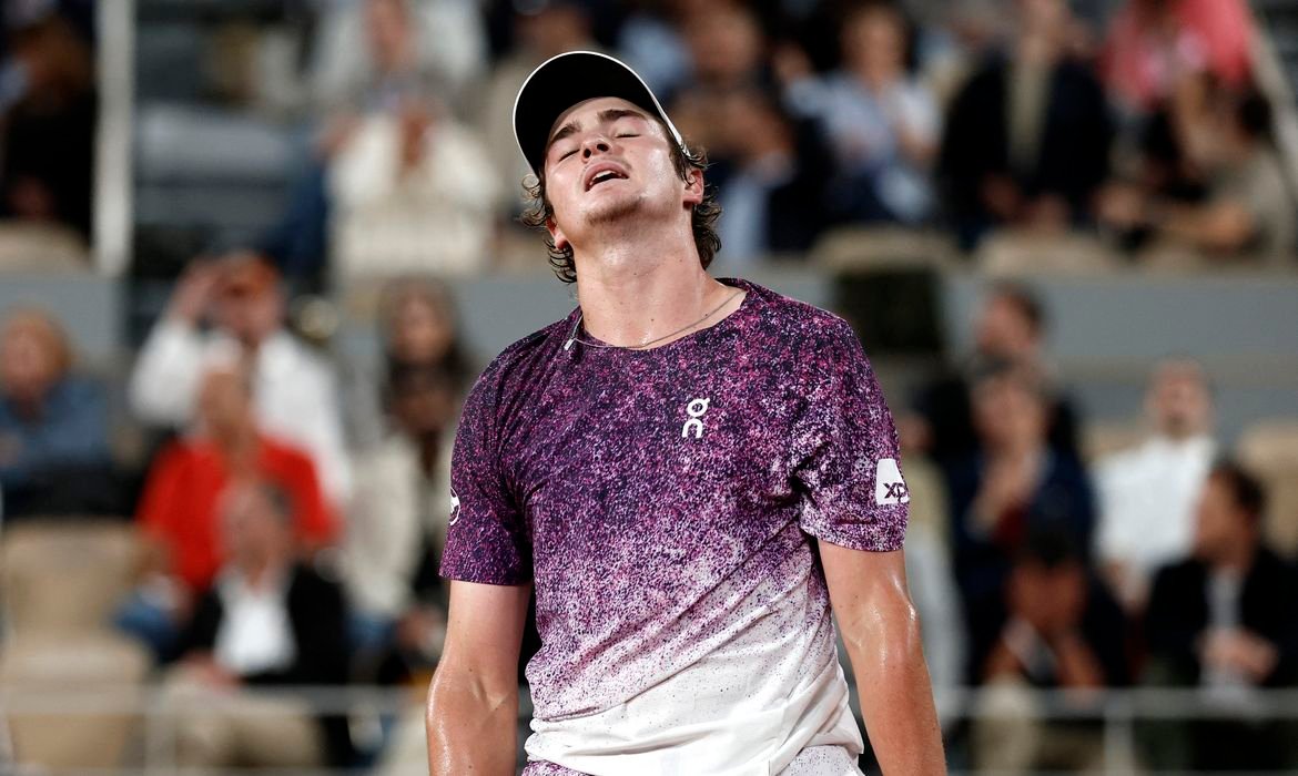 João Fonseca Diz Adeus a Roland Garros Após Revés - Imagem do artigo original