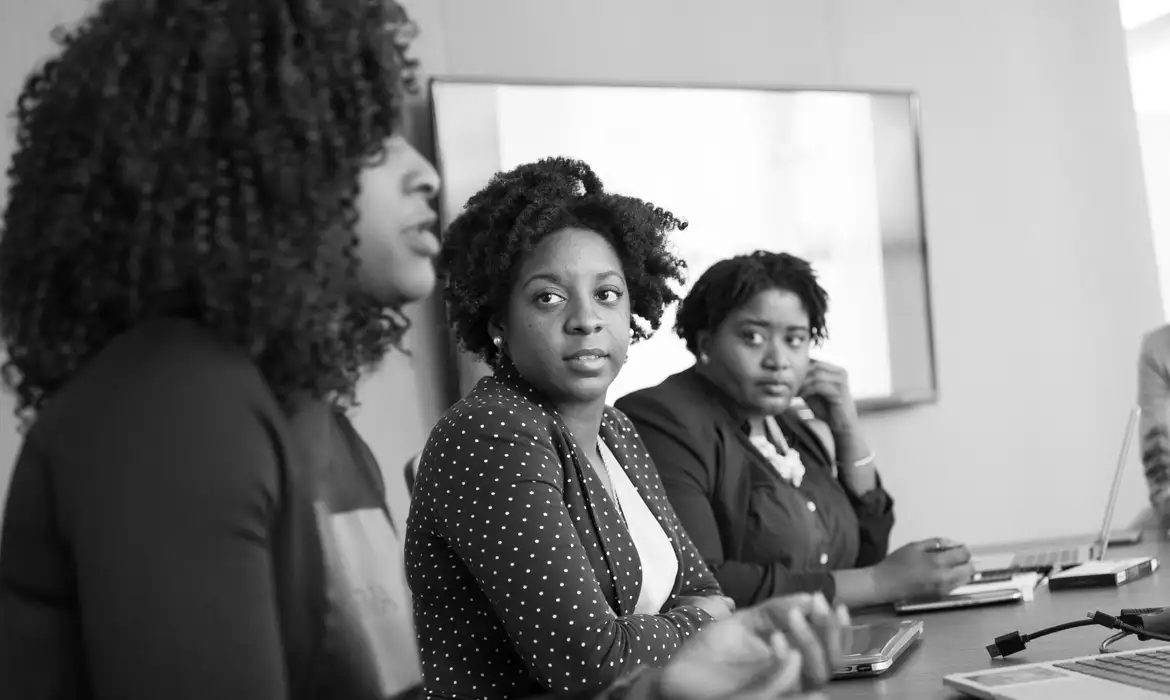 Desemprego mulheres negras jovens: taxa atinge 24,7%, diz estudo - Imagem do artigo original