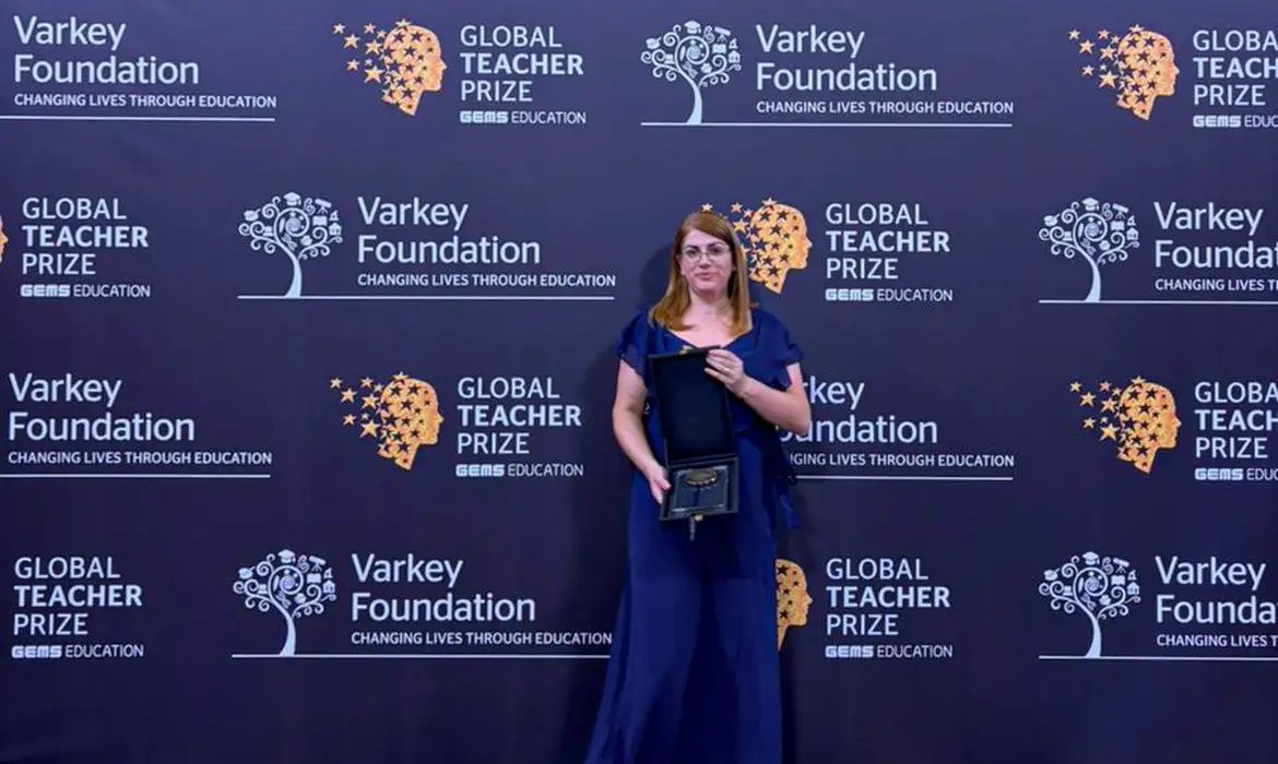 Professora Débora Garofalo Recebe Prêmios Por Robótica Inovadora - Imagem do artigo original