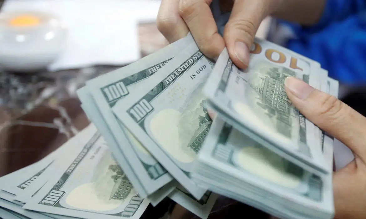 Dólar atinge R$ 5,20 e registra maior valor em 3 meses - Imagem do artigo original