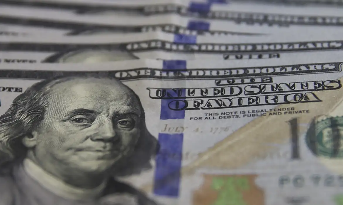Dólar Volta Acima de R$ 5,20 com Juros do Fed; Bolsa Cai - Imagem do artigo original