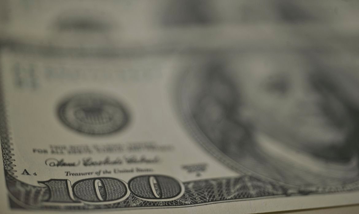 Mercado Financeiro: Dólar recua, bolsa cai, petróleo dispara - Imagem do artigo original