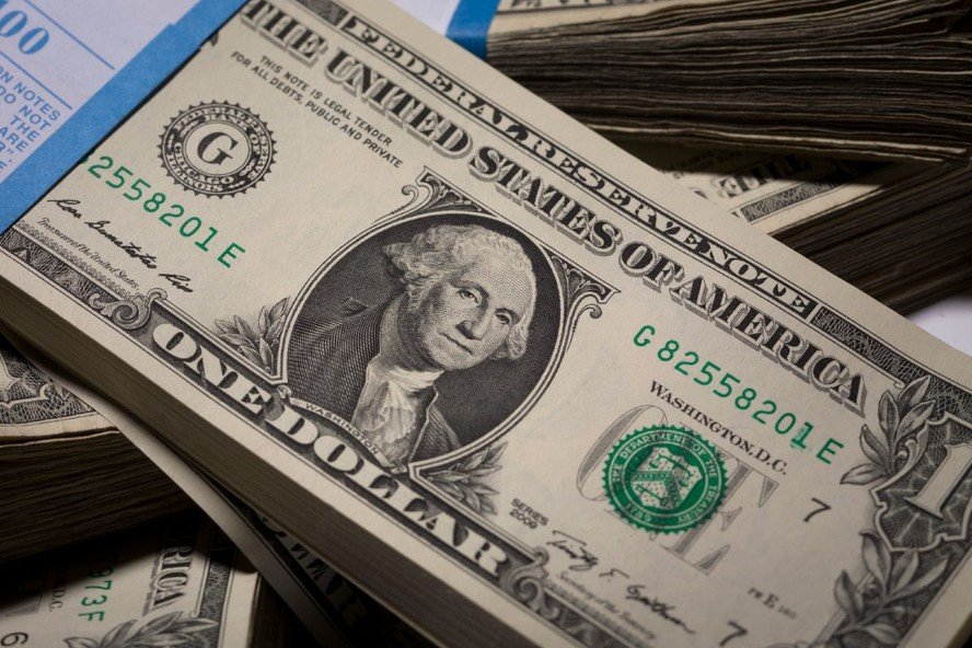Dólar Comercial Sobe com Resiliência dos EUA e Fed Hawkish - Imagem do artigo original