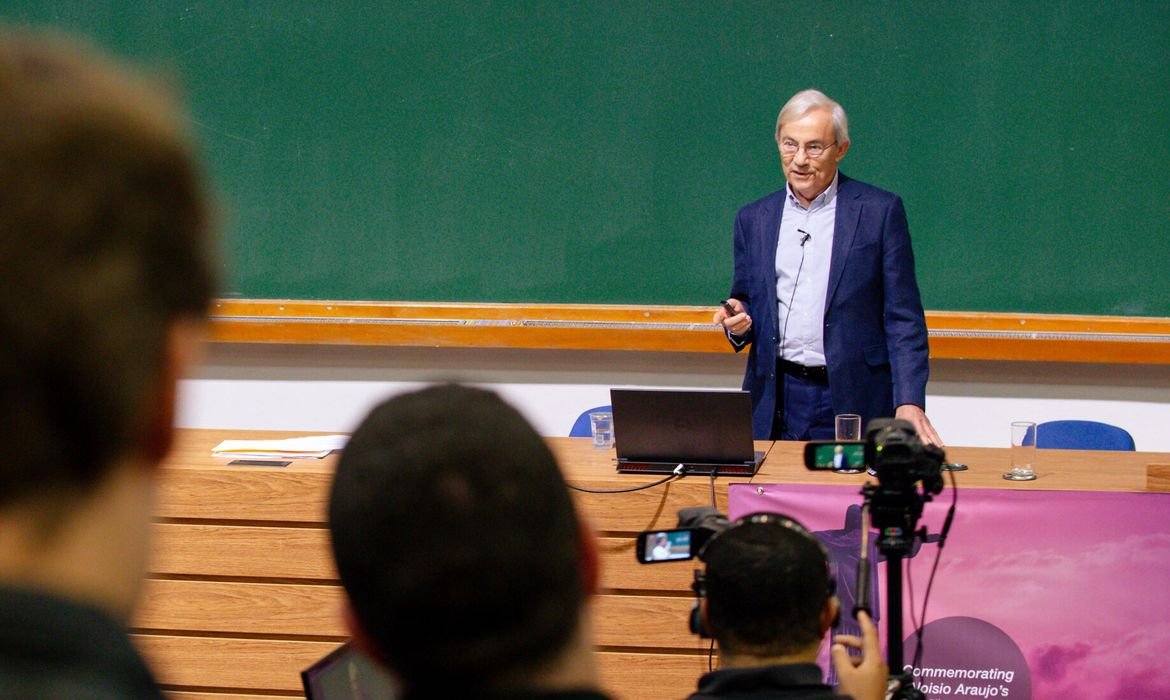 Nobel de Economia Detalha Impacto da IA no Emprego - Imagem do artigo original
