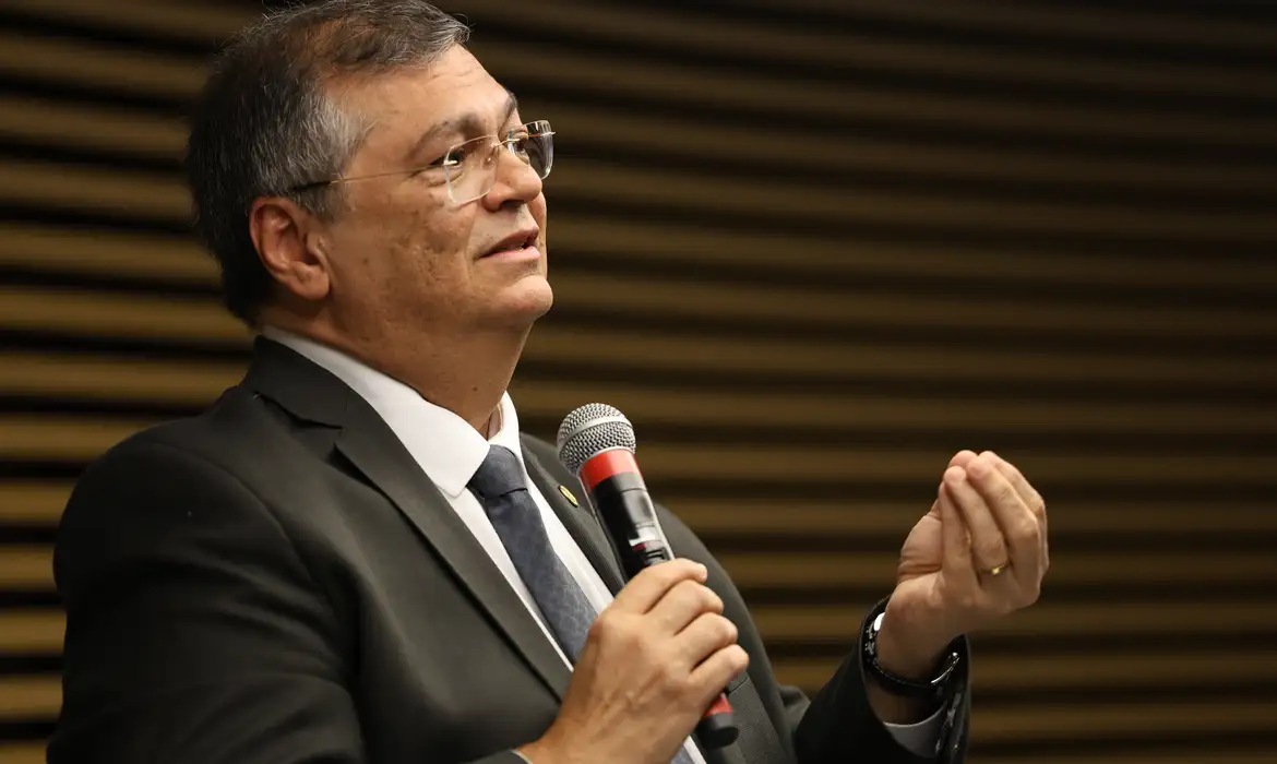 Flávio Dino envia explicações de emendas à Polícia Federal - Imagem do artigo original