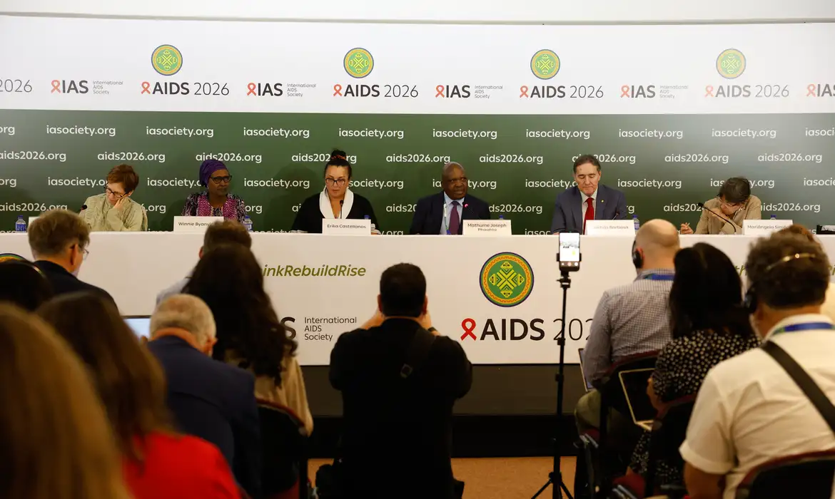 Infecções por HIV e Mortes por Aids: Queda Global Ameaçada - Imagem do artigo original