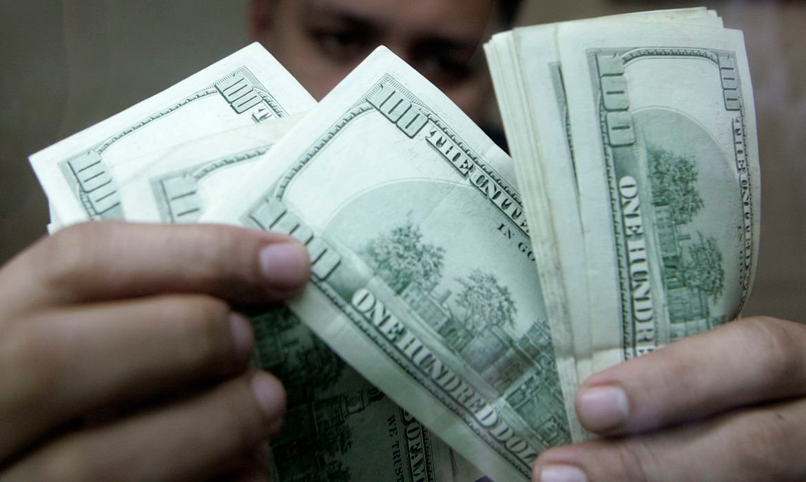 Dólar tem leve alta mas fecha Julho com queda significativa - Imagem do artigo original